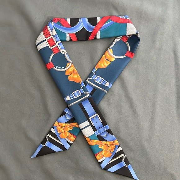Hermes scarf 33x2”
Wore one time only, excellent condition - Picture 1 of 10